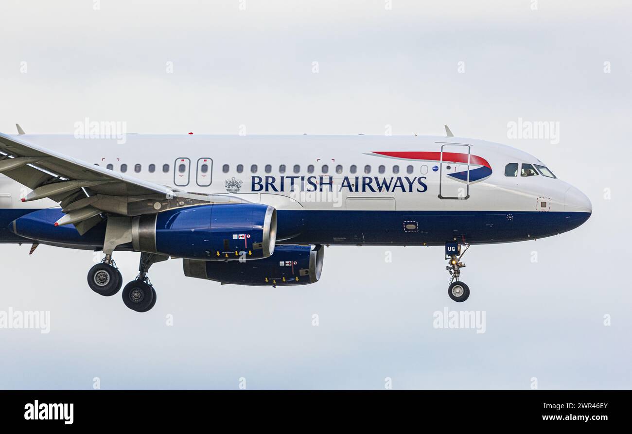 Ein Airbus A320-232 von British Airways befindet sich im Landeanflug auf den Flughafen Zürich. DAS Flugzeug mit der Registration G-EUUG ist a Londra Foto Stock