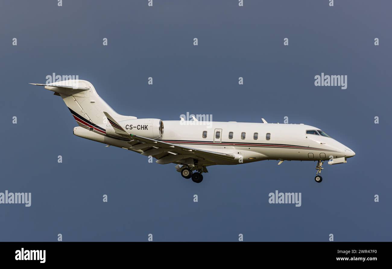 Ein Bombardier Challenger 350 der privaten Charterfluggesellschaft NETJETS ist im Landeanflug auf den Flughafen Zürich. Registrazione CS-CHK. (Zürich, Foto Stock