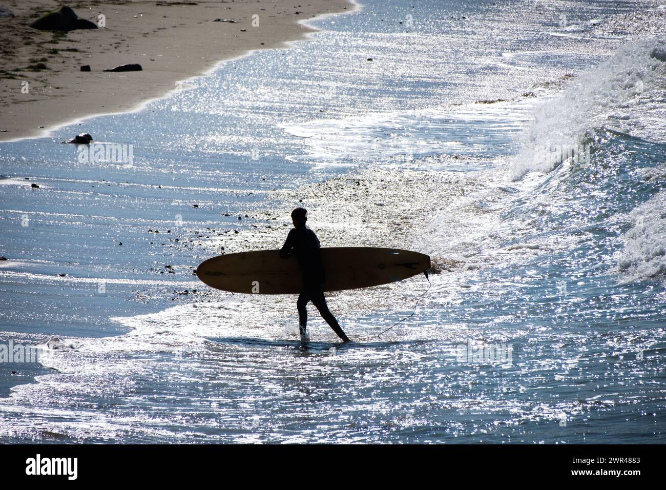 Surf al tramonto sulla spiaggia di Pacific Palisades, California, Stati Uniti. Foto Stock