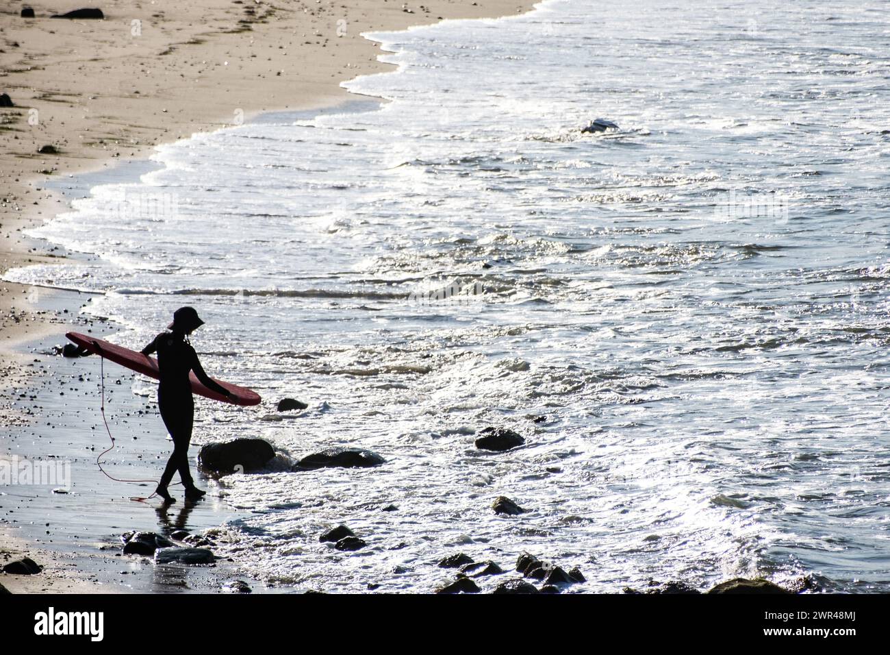 Surf al tramonto sulla spiaggia di Pacific Palisades, California, Stati Uniti. Foto Stock