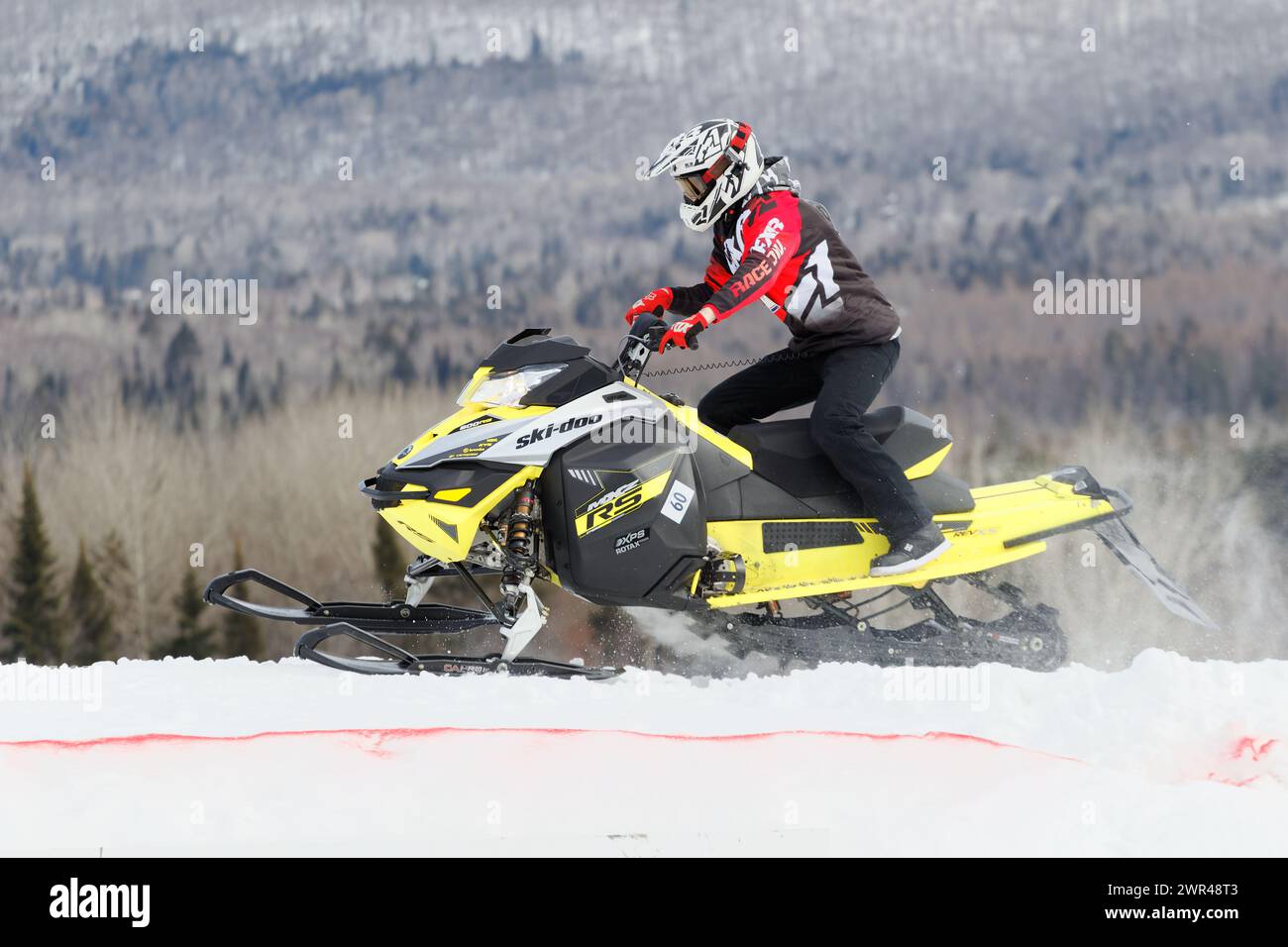 Corsa in motoslitta in salita. Quebec, Canada Foto Stock