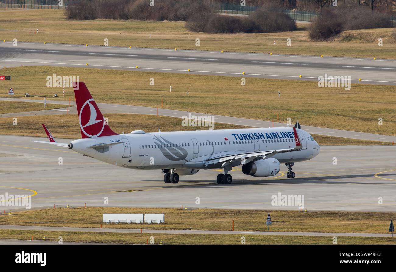 Ein Airbus A321-231 von THY Turkish Airlines rollt auf dem Flughafen Zürich zur Startbahn. Registrazione TC-JSP. (Zürich, Schweiz, 18.02.2023) Foto Stock