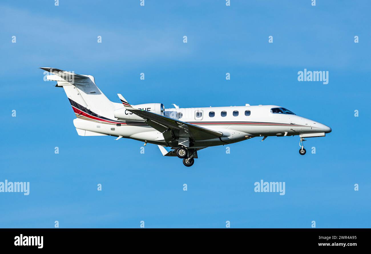 Ein Embraear Phenom 300 von NETJETS befindet sich im Landeanflug auf den Flughafen Zürich. Registrazione CS-PHF. (Zürich, Schweiz, 14.04.2023) Foto Stock