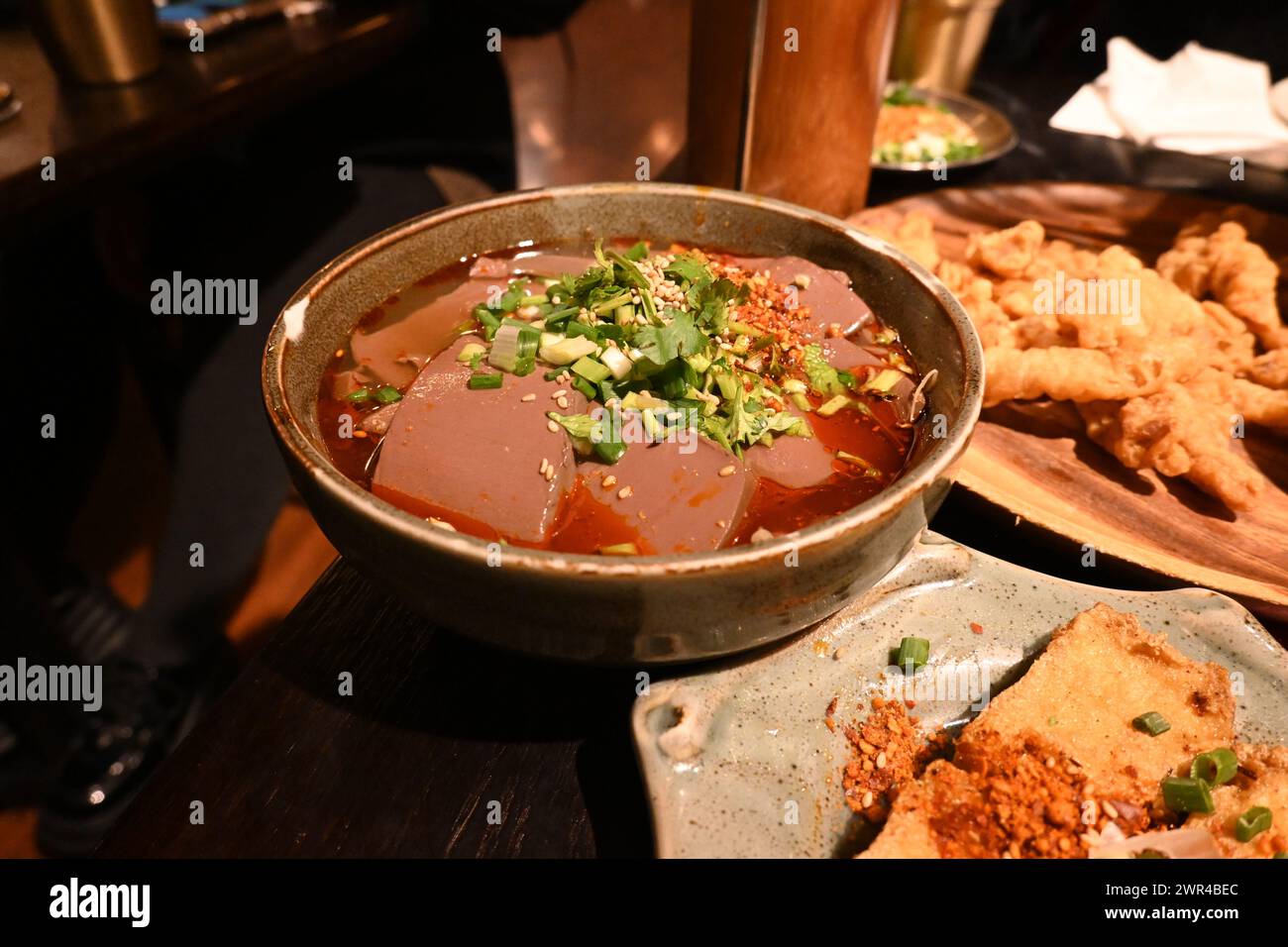 Hot pot, cibo Sichuan, cibo cinese, piccante, olio rosso, shabu-shabu, sangue di maiale, sangue di anatra, spiedini, Chuan-chuan, Maoxuewang Foto Stock