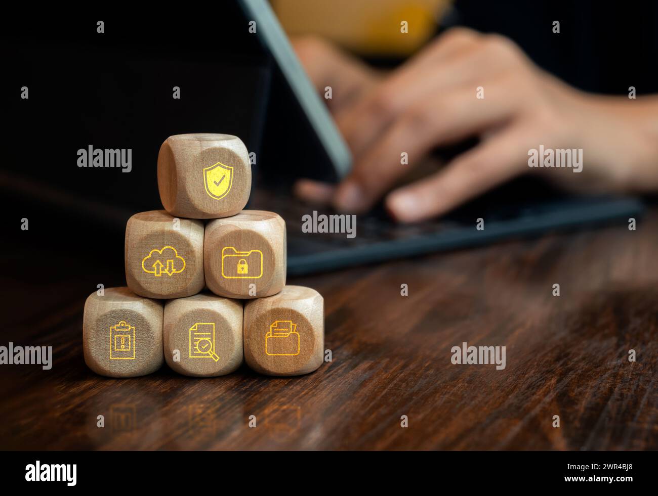 Processo del sistema di gestione dei documenti, database di documentazione online e concetto del sistema di sicurezza per l'archiviazione di file digitali. Icona documenti blocco cubo di legno p Foto Stock