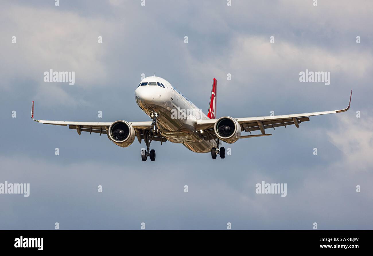 Ein Airbus A321-271NX von THY Turkish Airlines befindet sich im Landeanflug auf die Landebahn 28 des Flughafen Zürich. Registrazione dell'Airbus A321neo Foto Stock