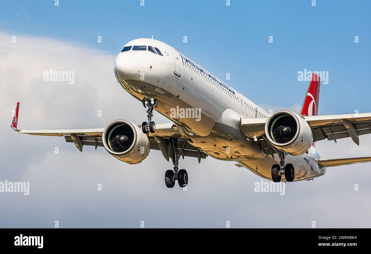 Ein Airbus A321-271NX von THY Turkish Airlines befindet sich im Landeanflug auf die Landebahn 28 des Flughafen Zürich. Registrazione dell'Airbus A321neo Foto Stock