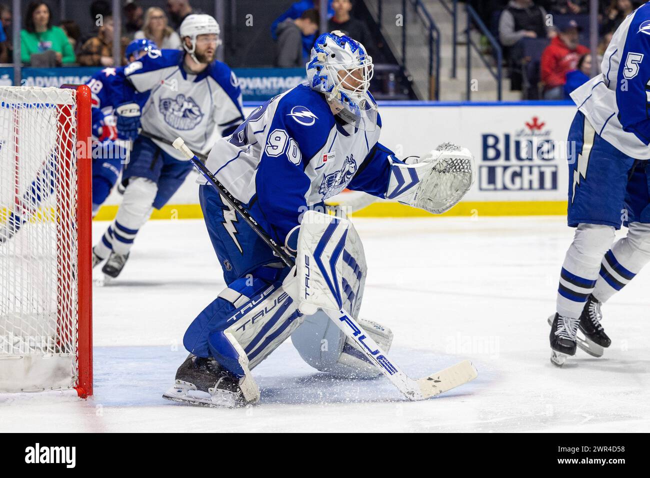 8 marzo 2024: Il portiere di Syracuse Crunch Matt Tompkins (90) nel primo periodo contro i Rochester Americans. I Rochester Americans ospitarono i Syracuse Crunch in una partita della American Hockey League alla Blue Cross Arena di Rochester, New York. (Jonathan tenca/CSM) Foto Stock
