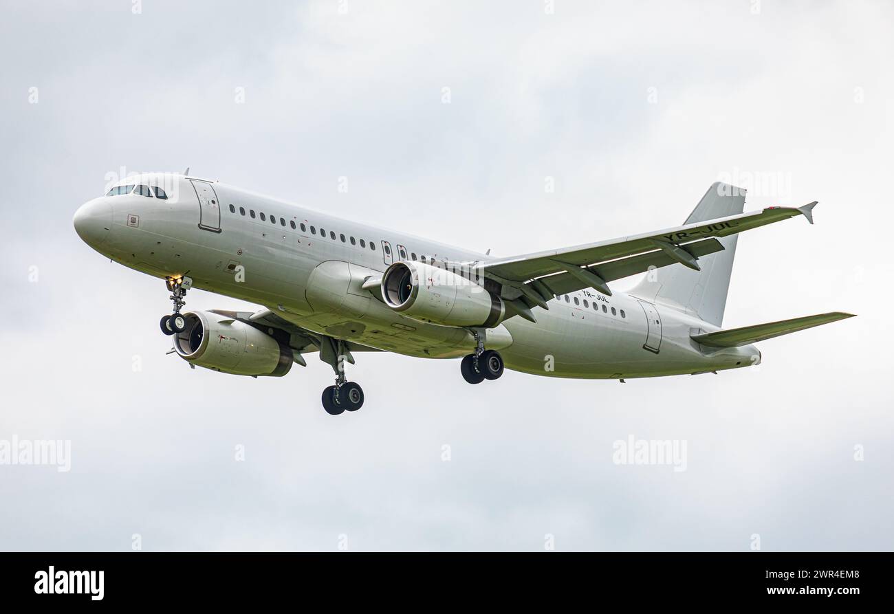 Ein Airbus A320-232 von Dan Air befindet sich im Landeanflug auf den Flughafen Zürich. ANNO di registrazione-giu. (Zürich, Schweiz, 18.05.2023) Foto Stock