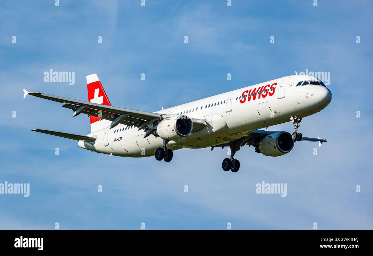 Ein Airbus A321-212 von Swiss International Airlines befindet sich im Landeanflug auf den Flughafen Zürich. Registrazione HB-IOM. (Zürich, Schweiz, 11. Foto Stock