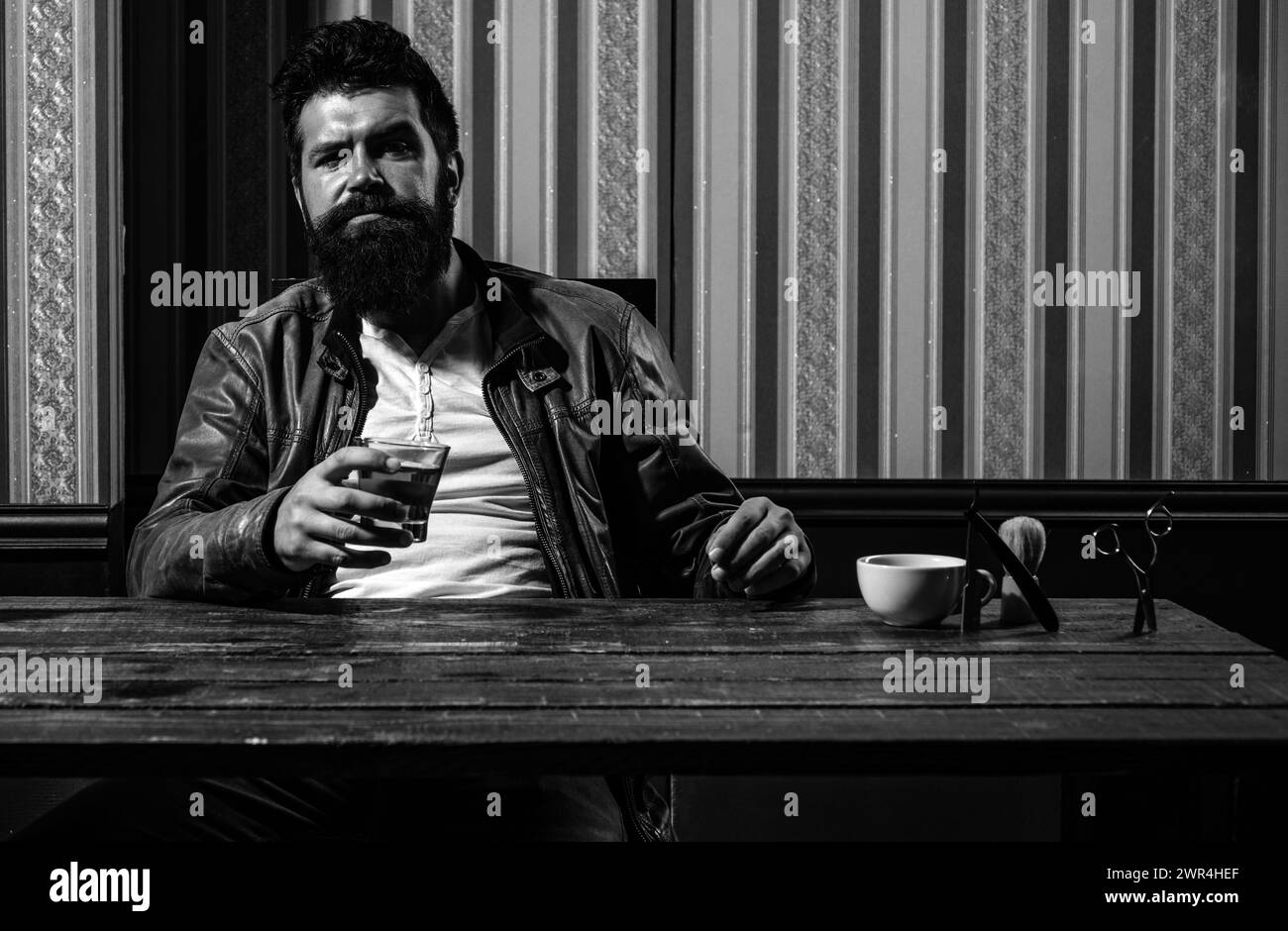Salone di parrucchiere e barbiere vintage. Taglio per la barba. Ritratto uomo bearded. Stile dei capelli e stilista dei capelli. Barbetta uomo visita parrucchiere in barbiere Foto Stock