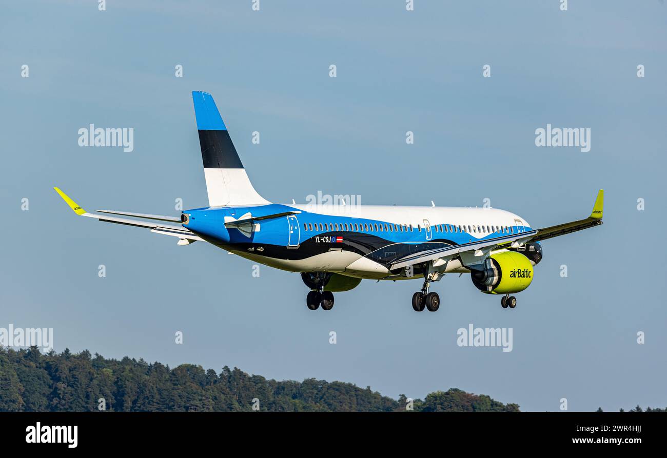 Ein Airbus A220-300 von Air Baltic befindet sich im Landeanflug auf den Flughafen Zürich. DAS Flugzeug mit der Registration YL-CSJ trägt die Sonderbem Foto Stock