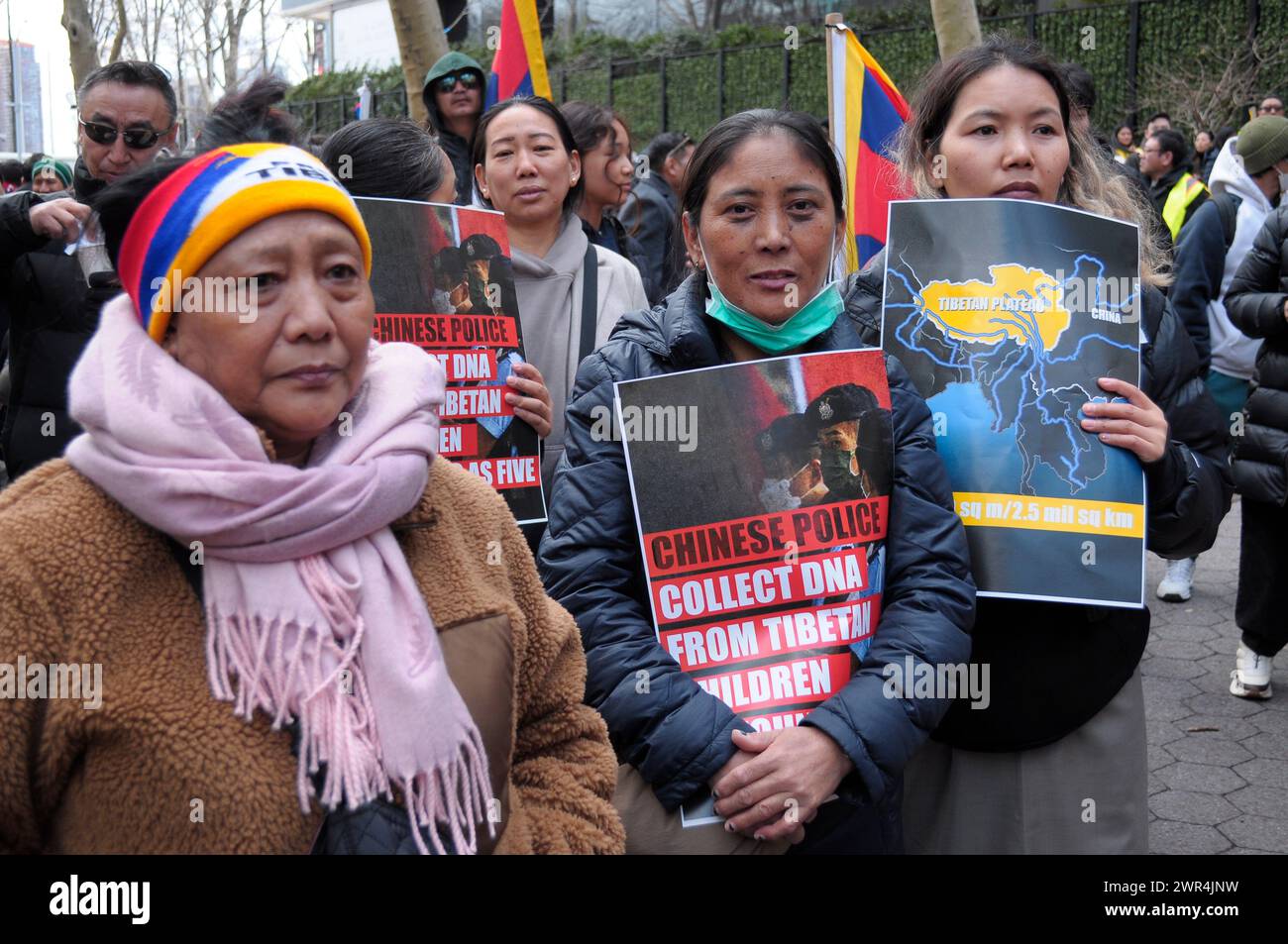 I manifestanti pro-tibetani si radunano tenendo cartelli che esprimono la loro opinione a Dag Hammarskjöld Plaza vicino all'edificio delle Nazioni Unite durante il 65° giorno della rivolta tibetana. I manifestanti si sono radunati a Manhattan, New York, chiedendo l'indipendenza del Tibet dalla Cina. Il giorno della rivolta tibetana segna il giorno del 1959 in cui migliaia di tibetani in Tibet circondarono il palazzo dell'attuale e XIV Dalai Lama. Il Dalai Lama è il leader spirituale buddista dei tibetani in tutto il mondo. I tibetani circondarono il palazzo nel 1959 per proteggere il Dalai Lama a causa dei timori di un complotto del governo cinese per rapirlo. Foto Stock