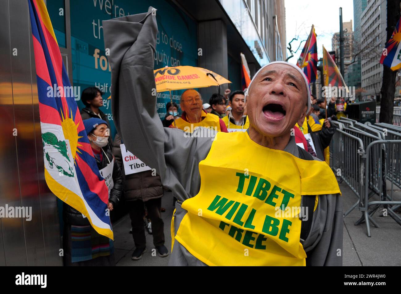 Un dimostratore pro-Tibet canta slogan e marce durante la 65a giornata della rivolta tibetana. I manifestanti si sono radunati a Manhattan, New York, chiedendo l'indipendenza del Tibet dalla Cina. Il giorno della rivolta tibetana segna il giorno del 1959 in cui migliaia di tibetani in Tibet circondarono il palazzo dell'attuale e XIV Dalai Lama. Il Dalai Lama è il leader spirituale buddista dei tibetani in tutto il mondo. I tibetani circondarono il palazzo nel 1959 per proteggere il Dalai Lama a causa dei timori di un complotto del governo cinese per rapirlo. Il 17 marzo 1959, il Dalai Lama fu costretto a fuggire dal Tibet in India per andare in esc Foto Stock