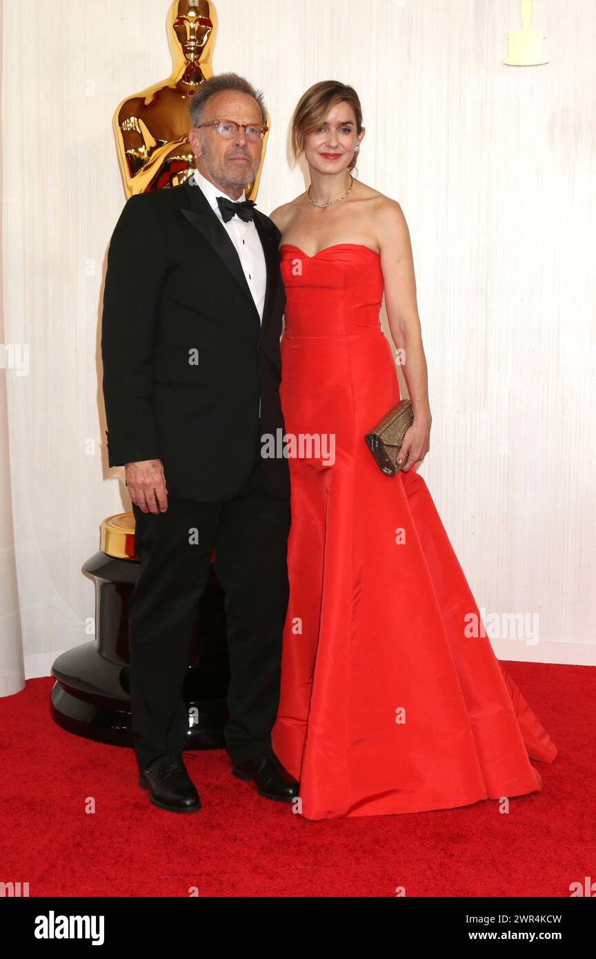 Mark Johnson mit Ehefrau Lezlie Johnson bei der Oscar Verleihung 2024 / 96° Annual Academy Awards in Dolby Theatre. Los Angeles, 10.03.2024 Foto Stock