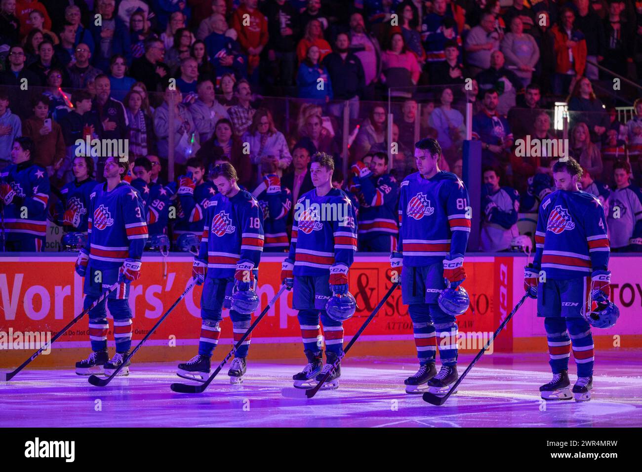 8 marzo 2024: I Rochester Americans si esibiscono durante l'inno nazionale prima di una partita contro i Syracuse Crunch. I Rochester Americans ospitarono i Syracuse Crunch in una partita della American Hockey League alla Blue Cross Arena di Rochester, New York. (Jonathan tenca/CSM) Foto Stock