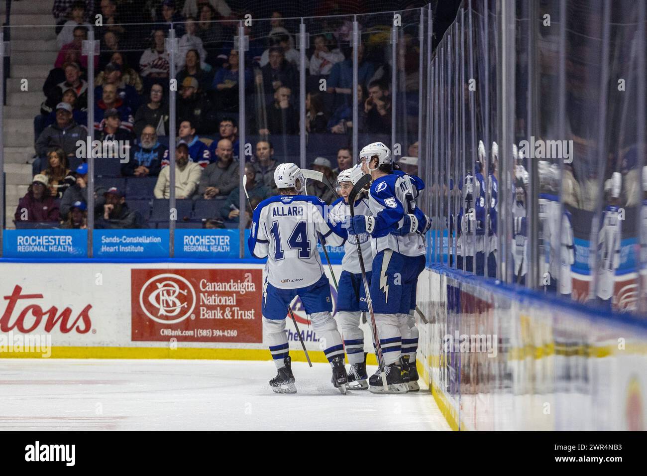 8 marzo 2024: I giocatori del Syracuse Crunch celebrano un gol nel secondo periodo contro i Rochester Americans. I Rochester Americans ospitarono i Syracuse Crunch in una partita della American Hockey League alla Blue Cross Arena di Rochester, New York. (Jonathan tenca/CSM) Foto Stock