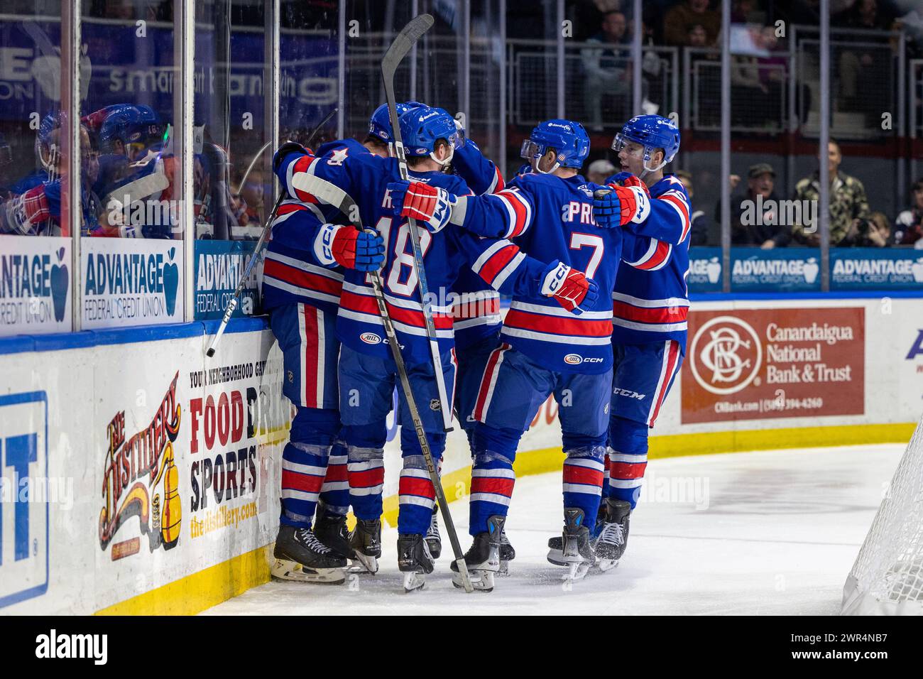 8 marzo 2024: I giocatori dei Rochester Americans celebrano un gol nel secondo periodo contro il Syracuse Crunch. I Rochester Americans ospitarono i Syracuse Crunch in una partita della American Hockey League alla Blue Cross Arena di Rochester, New York. (Jonathan tenca/CSM) Foto Stock