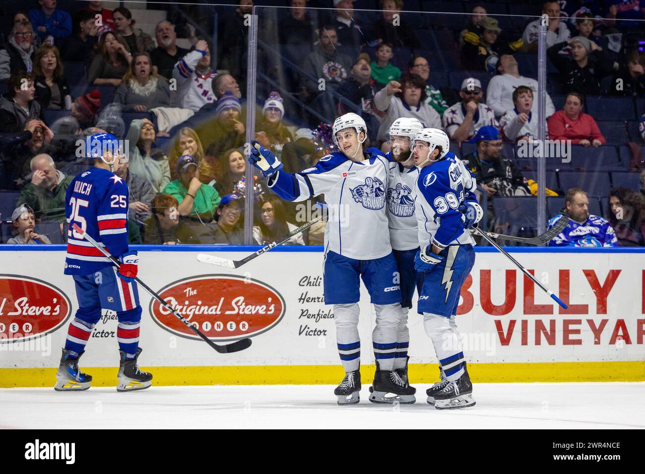 8 marzo 2024: I giocatori del Syracuse Crunch festeggiano un gol nel terzo periodo contro i Rochester Americans. I Rochester Americans ospitarono i Syracuse Crunch in una partita della American Hockey League alla Blue Cross Arena di Rochester, New York. (Jonathan tenca/CSM) Foto Stock