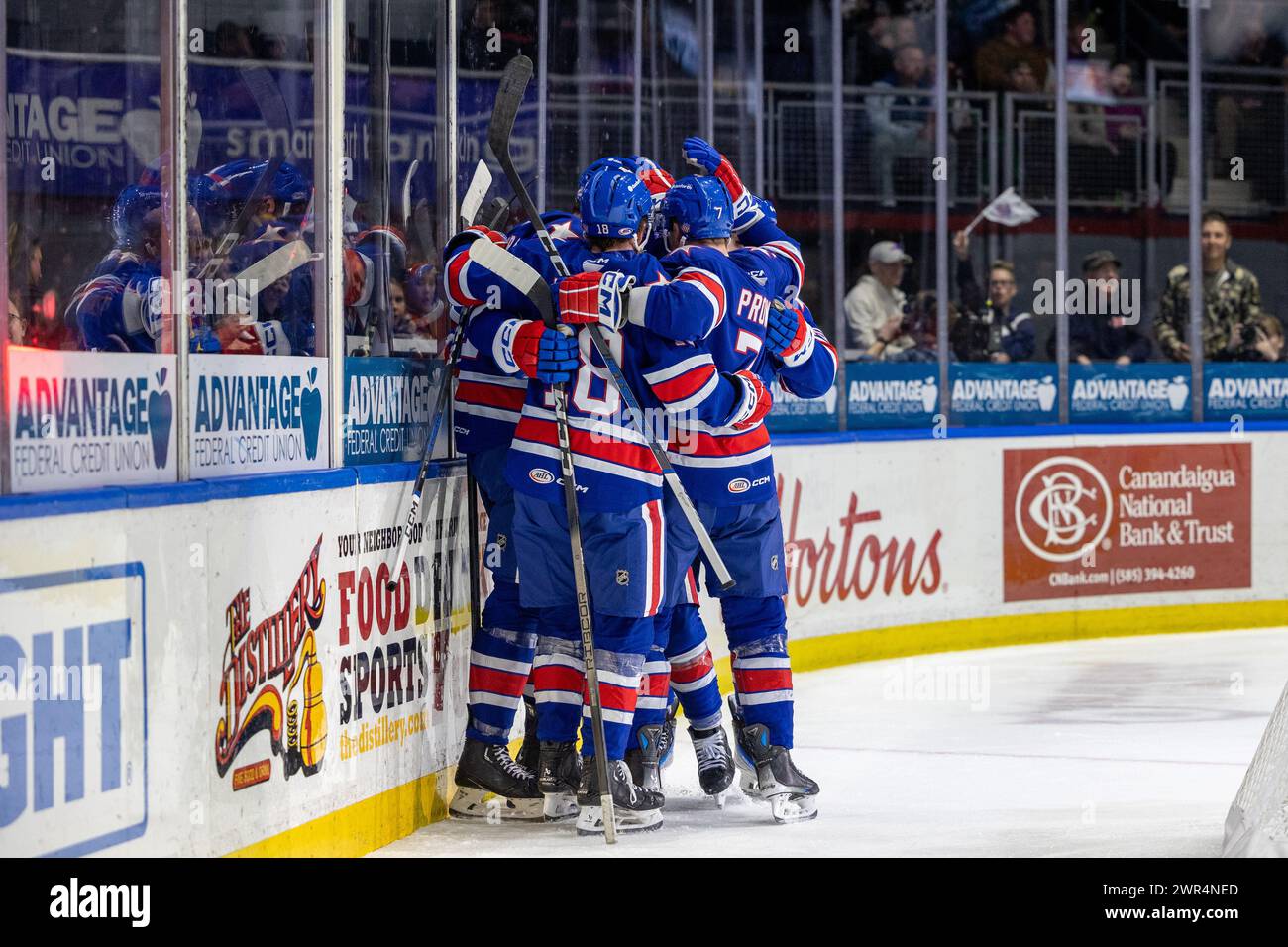 8 marzo 2024: I giocatori dei Rochester Americans celebrano un gol nel secondo periodo contro il Syracuse Crunch. I Rochester Americans ospitarono i Syracuse Crunch in una partita della American Hockey League alla Blue Cross Arena di Rochester, New York. (Jonathan tenca/CSM) Foto Stock