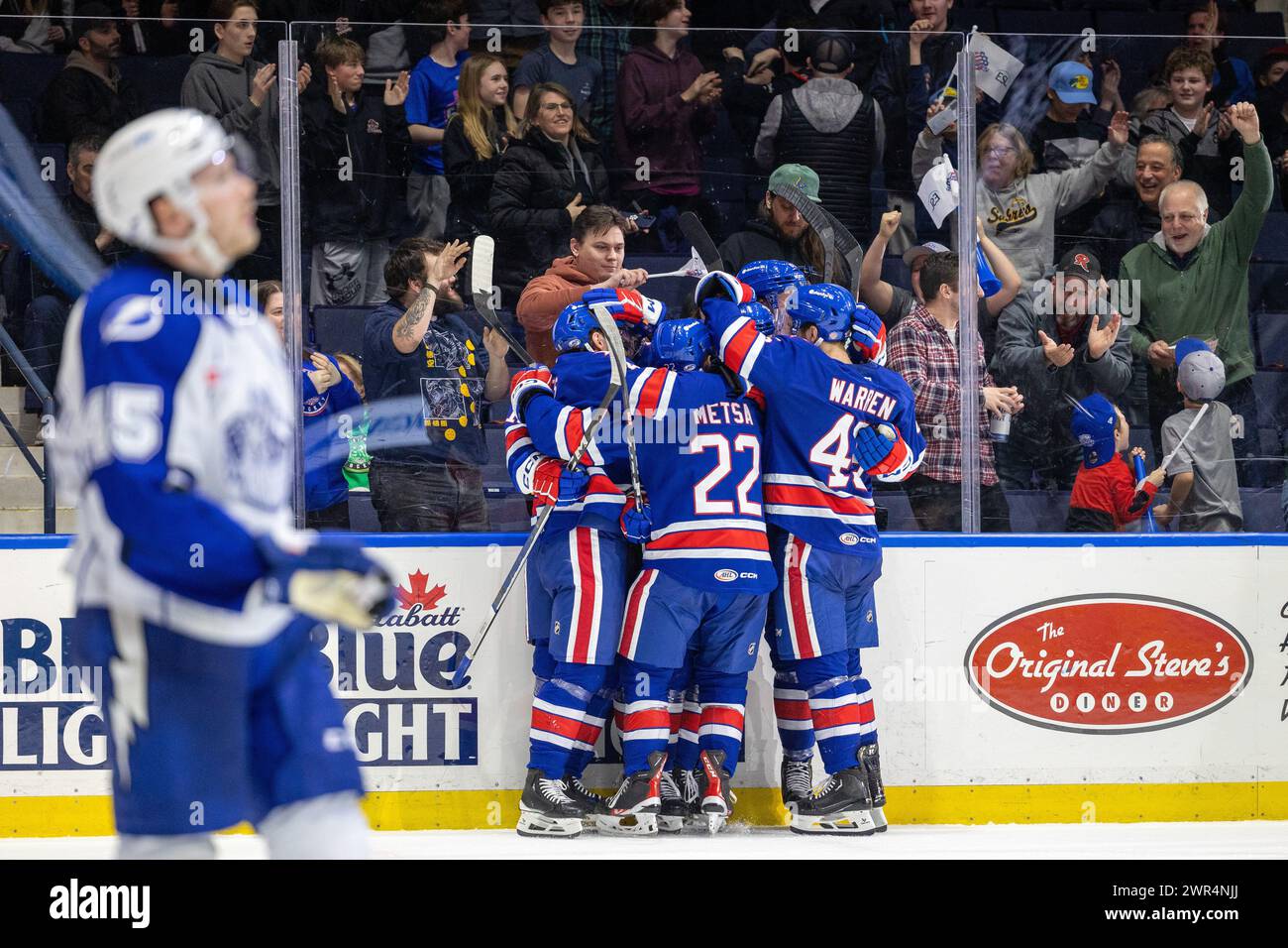 8 marzo 2024: I giocatori dei Rochester Americans festeggiano un gol ai tempi supplementari contro i Syracuse Crunch. I Rochester Americans ospitarono i Syracuse Crunch in una partita della American Hockey League alla Blue Cross Arena di Rochester, New York. (Jonathan tenca/CSM) Foto Stock