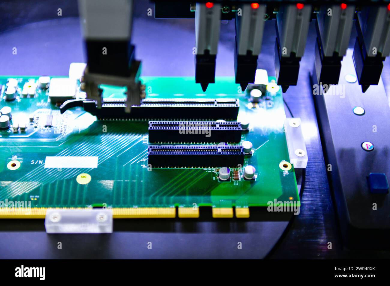 La progettazione della scheda a circuito elettrico passa in rassegna tipo di connettore elettrovalvola sistema di controllo della direzione dell'aria compressa, componenti in una linea di produzione automatizzata Foto Stock