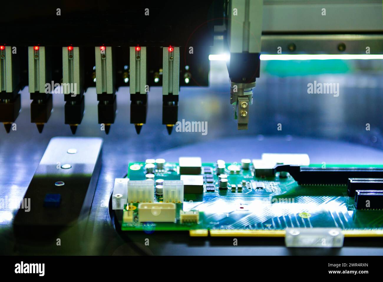 La progettazione della scheda a circuito elettrico passa in rassegna tipo di connettore elettrovalvola sistema di controllo della direzione dell'aria compressa, componenti in una linea di produzione automatizzata Foto Stock