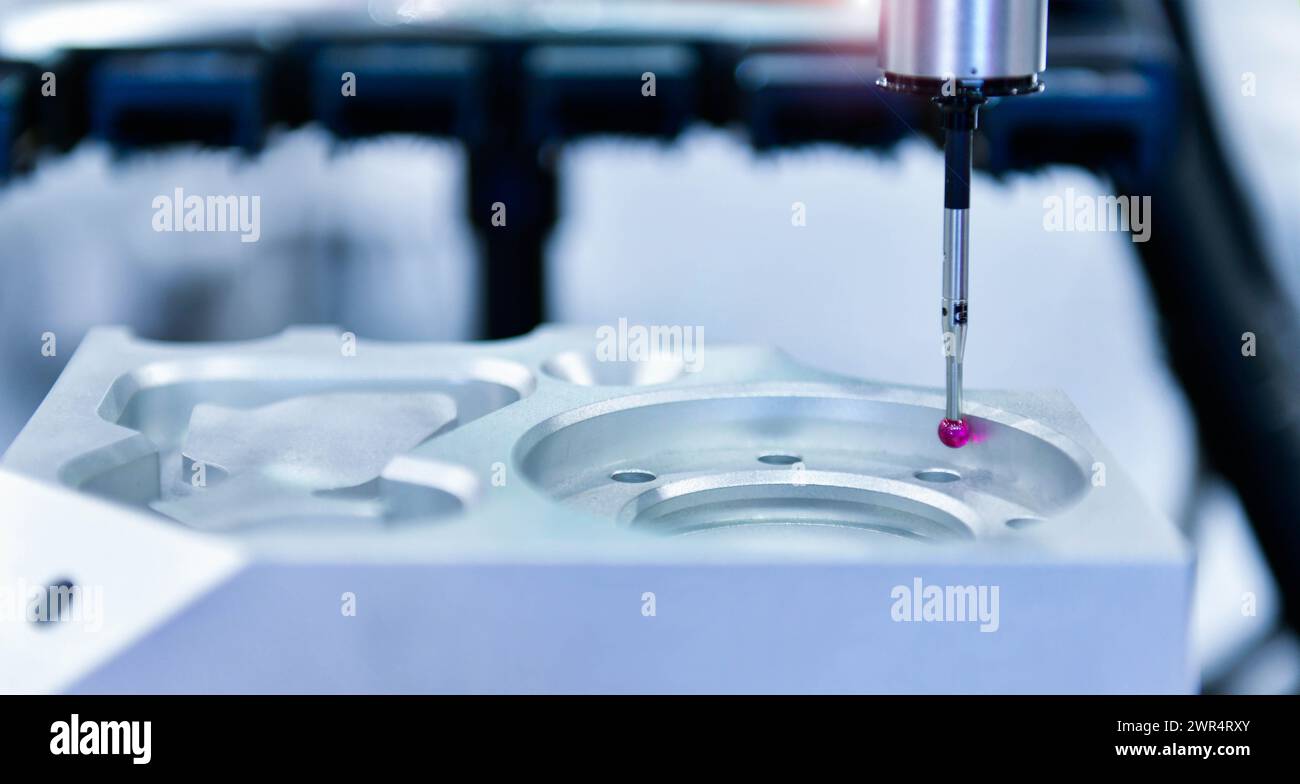Primo piano della macchina di misurazione automatica delle coordinate (CMM) per l'ispezione alta blocco motore di precisione durante il lavoro Foto Stock