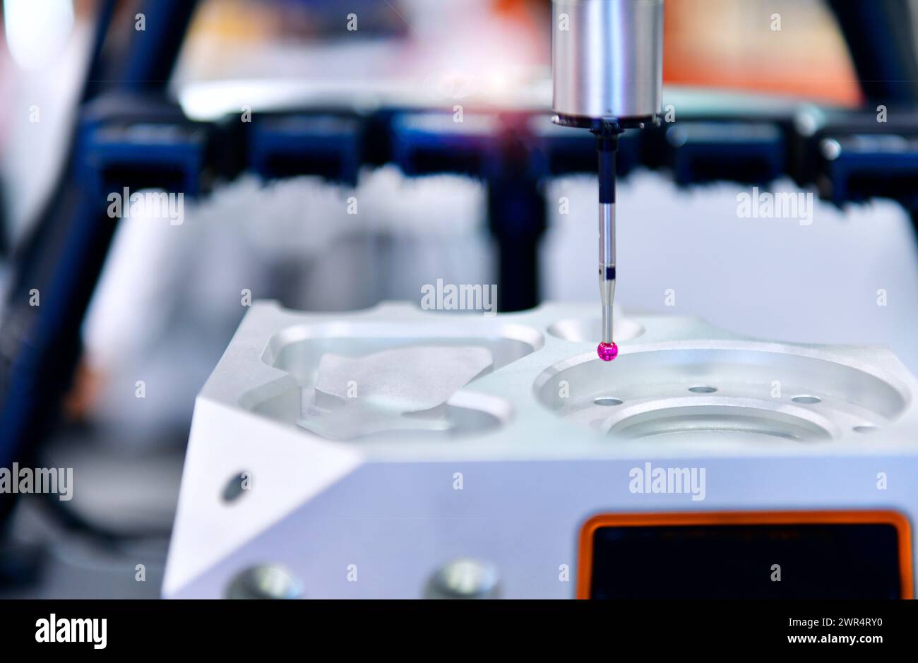 Primo piano della macchina di misurazione automatica delle coordinate (CMM) per l'ispezione alta blocco motore di precisione durante il lavoro Foto Stock