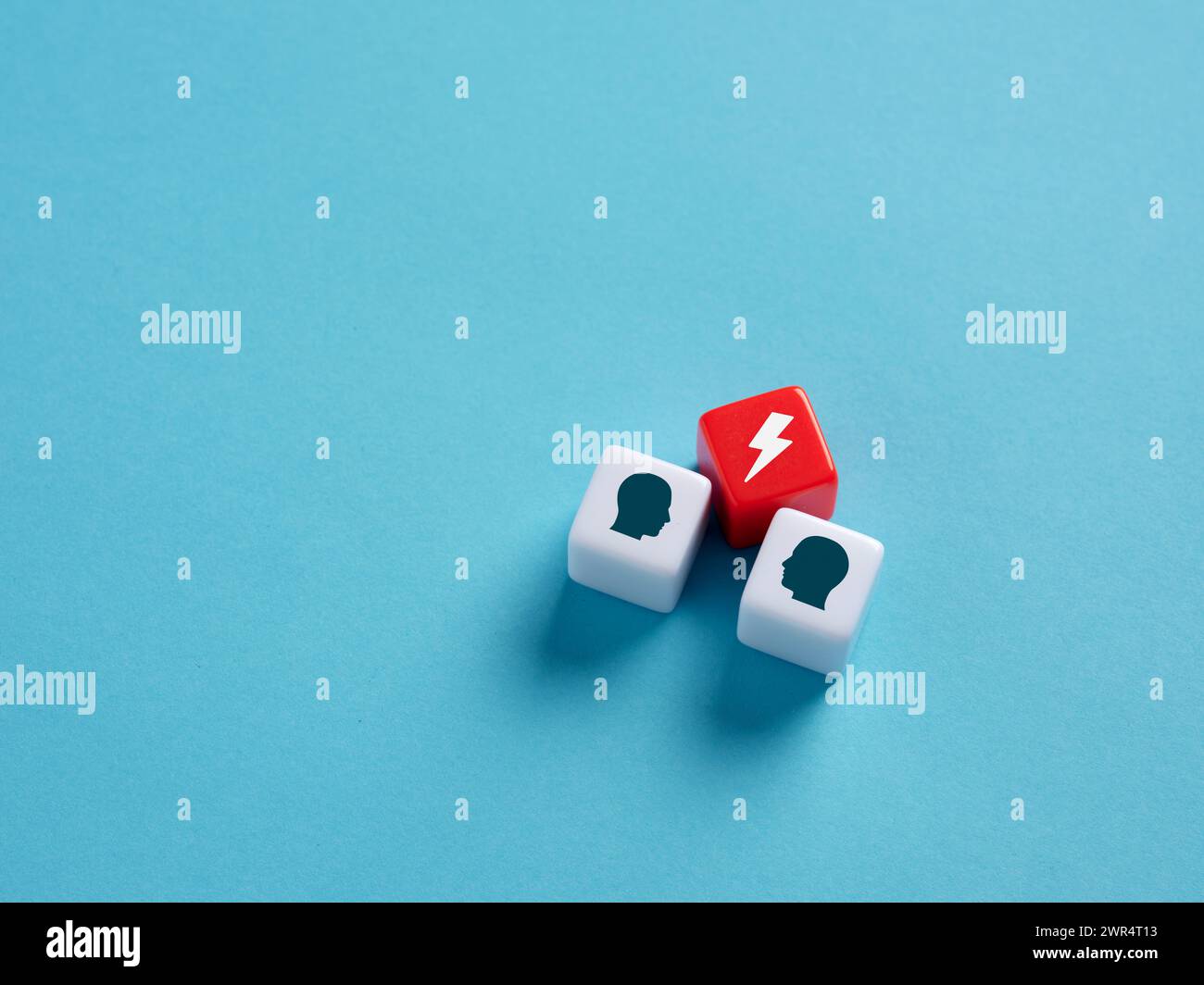 Conflitto o disputa tra persone. Errore di comunicazione. Mancanza di consenso. Foto Stock