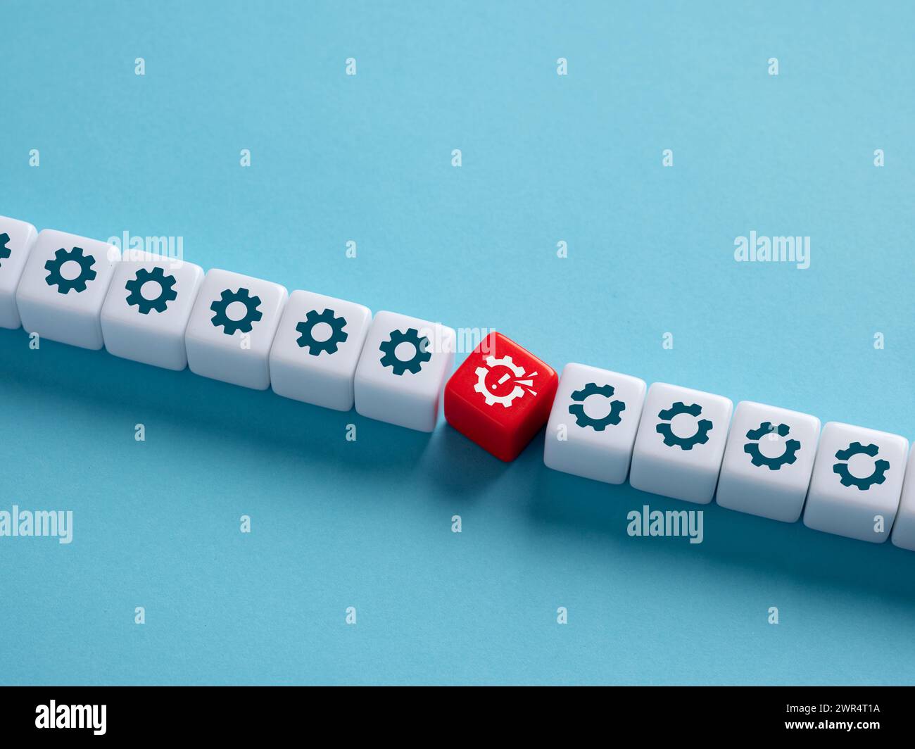 Malfunzionamento o interruzione del sistema di produzione industriale. Rilevamento errori. Risolvere i problemi tecnici ed eliminare i processi difettosi e difettosi Foto Stock