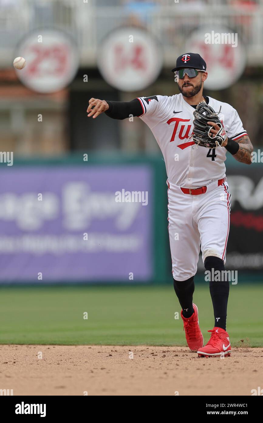 Fort Myers, FL: L'interbase dei Minnesota Twins Carlos Correa (4) getta fuori la prima base dei Washington Nationals Lewin Diaz (34) durante un allenamento primaverile della MLB Foto Stock