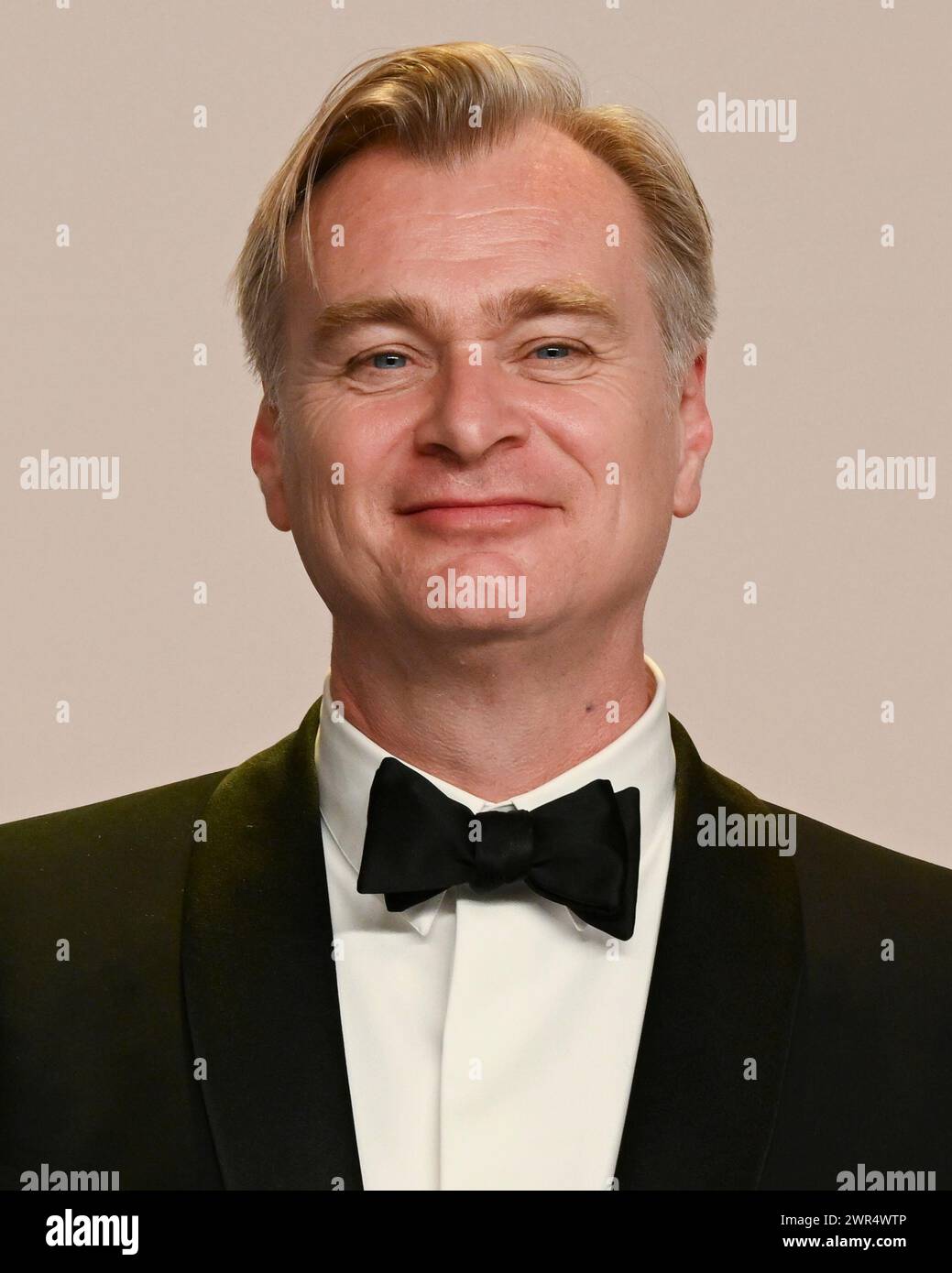 10 marzo 2024, Hollywood, California, Stati Uniti: Christopher Nolan nella sala stampa durante il 96° Academy Awards, presentato dall'Academy of Motion Picture Arts and Sciences (AMPAS), al Dolby Theatre di Hollywood. (Credit Image: © Billy Bennight/ZUMA Press Wire) SOLO PER USO EDITORIALE! Non per USO commerciale! Foto Stock