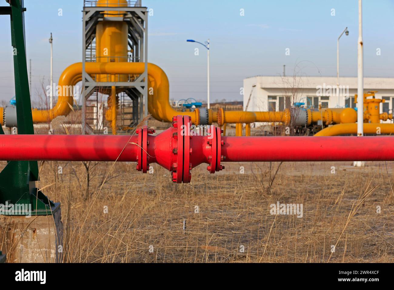 Attrezzature e tubazioni per giacimenti petroliferi Foto Stock
