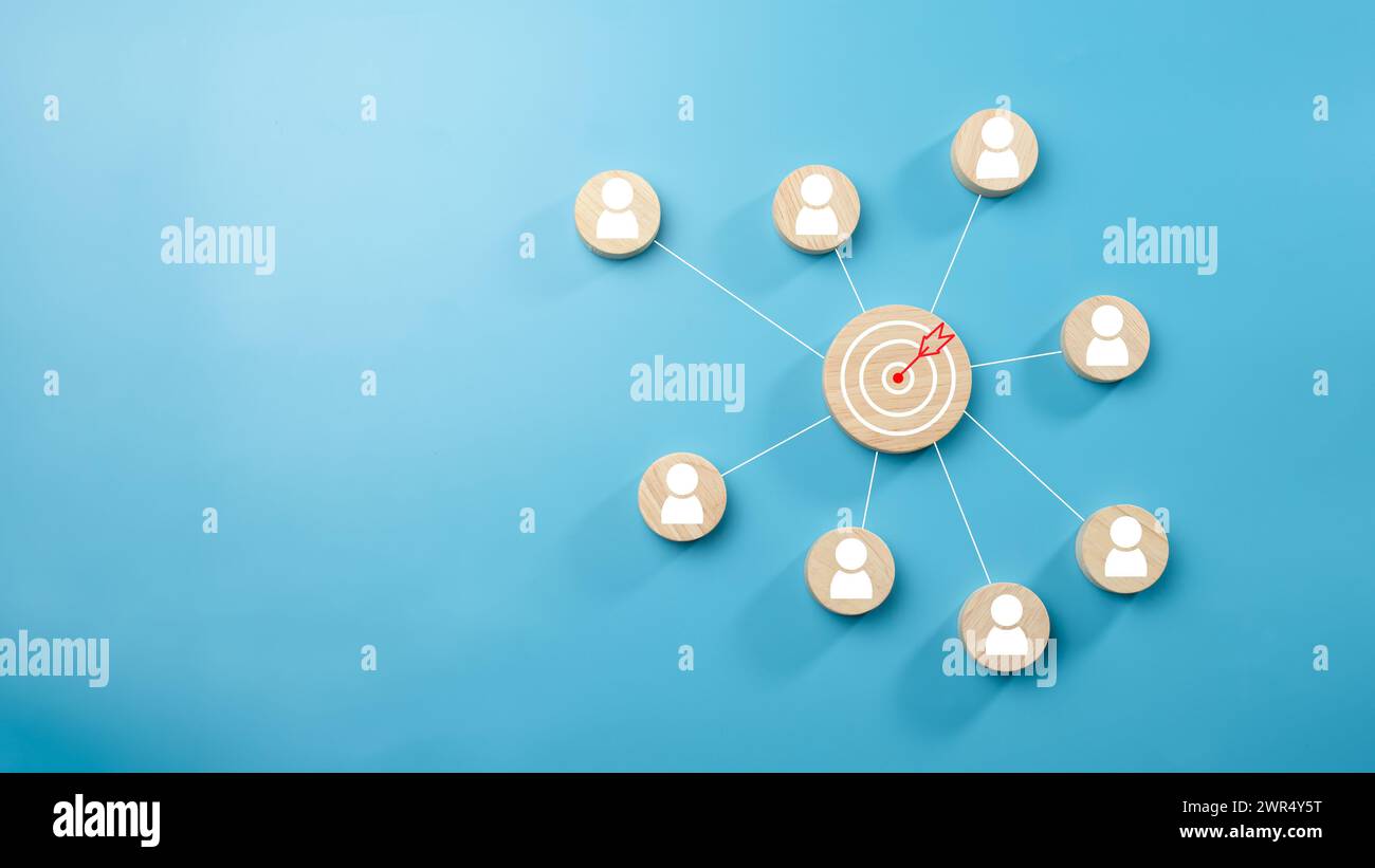 Legno circolare con icone di destinazione stampate e simboli commerciali su sfondo azzurro, concetto di obiettivi e obiettivi aziendali, concorrenza aziendale, Cu Foto Stock