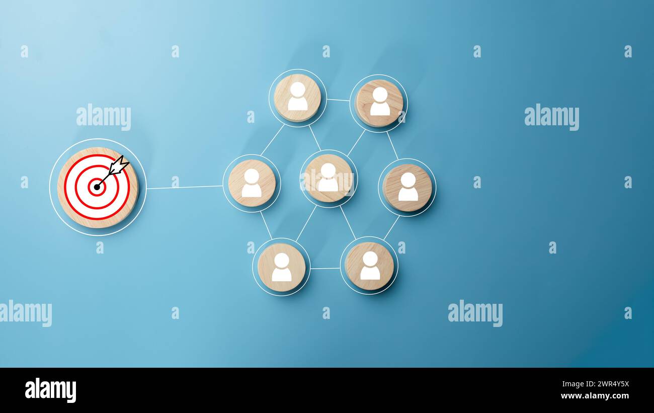 Legno circolare con icone di destinazione stampate e simboli commerciali su sfondo azzurro, concetto di obiettivi e obiettivi aziendali, concorrenza aziendale, Cu Foto Stock