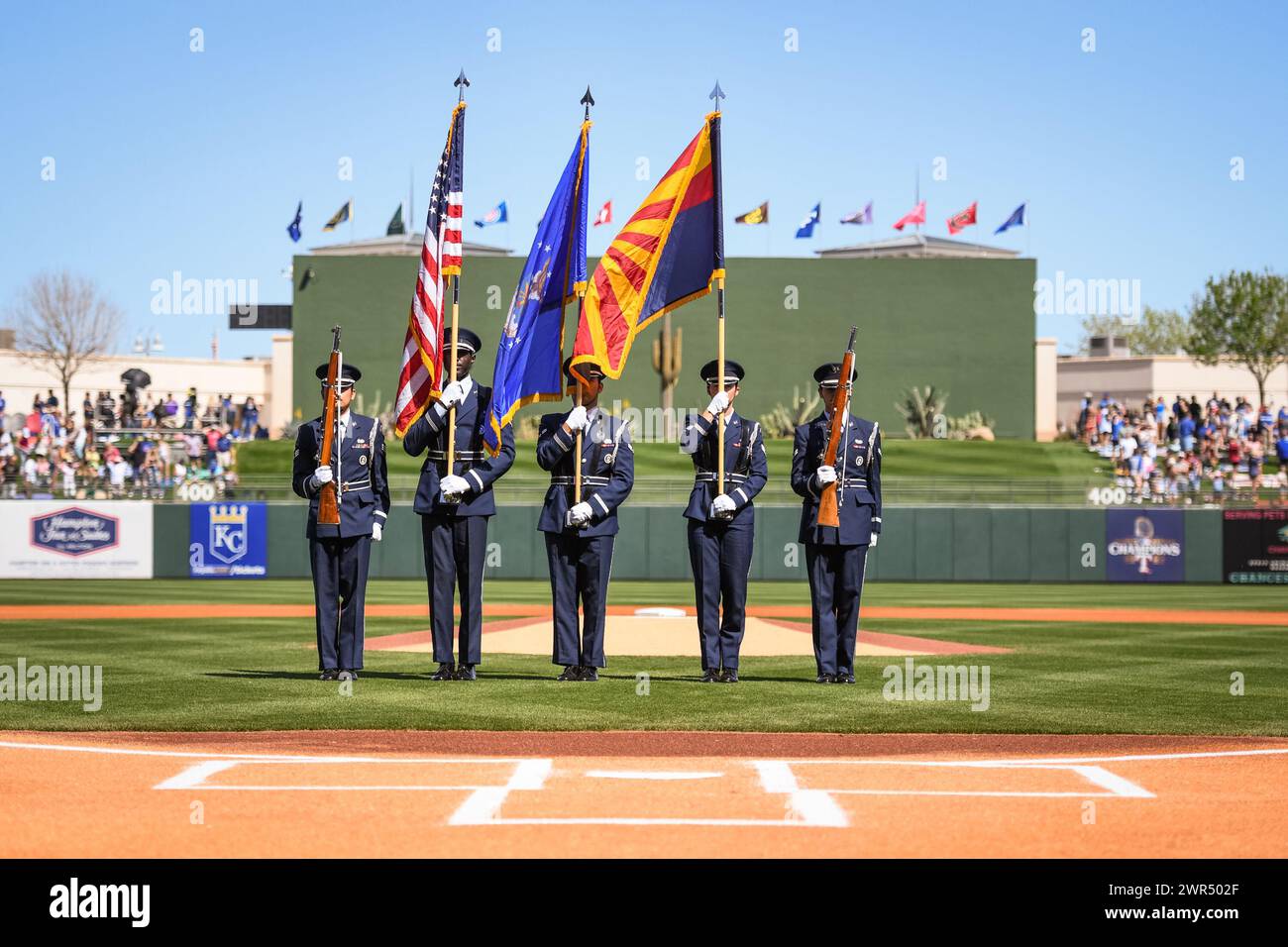 I cadetti della Luke Air Force base sono in faccia per l'inno nazionale prima di una partita di baseball di allenamento primaverile della MLB tra i Texas Rangers e i Chicago Cu Foto Stock