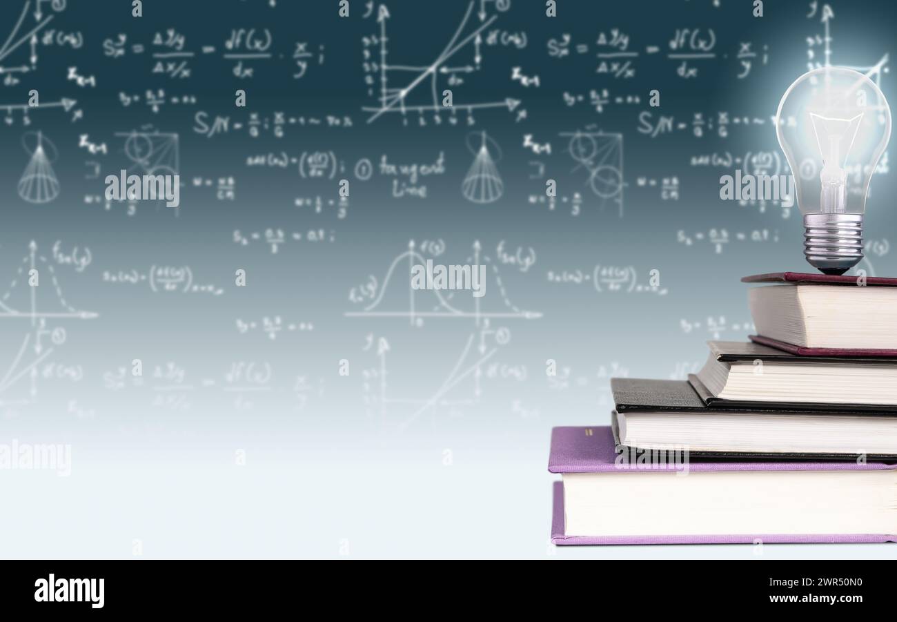 Una pila di libri a forma di scala con una lampadina accesa sulla parte superiore, su uno sfondo gradiente di formule matematiche e grafici. Conc Foto Stock