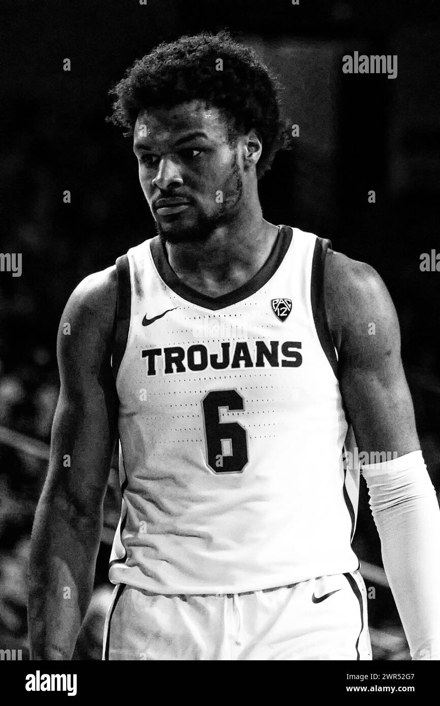 Gli USC Trojans guardano Bronny James (6) durante una partita di basket NCAA al college contro gli Arizona Wildcats, sabato 9 marzo 2024 a Los Angeles. I Trojan sconfissero i Wildcats 78-65. (Kevin Terrell/immagine dello sport) Foto Stock