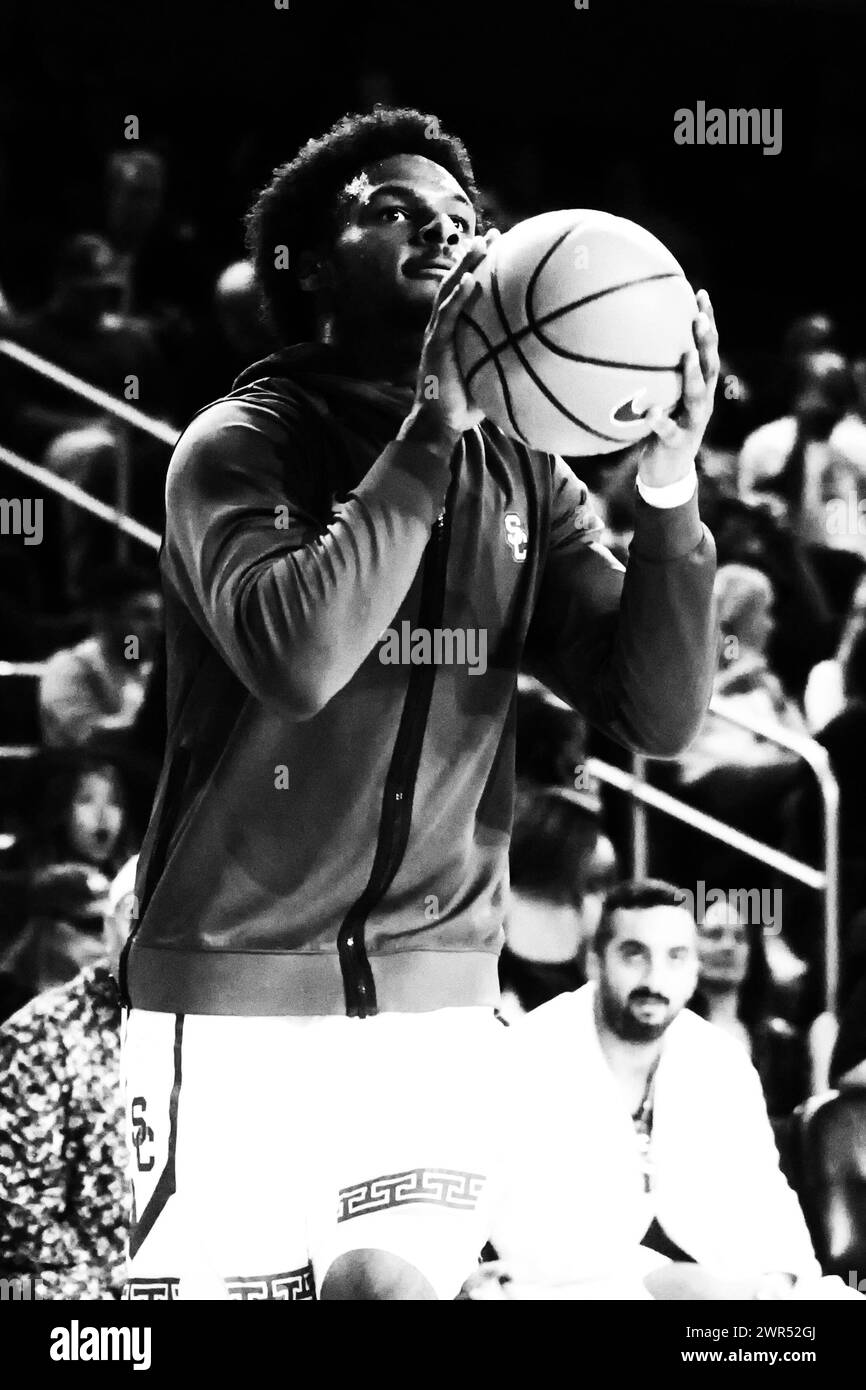 La guardia degli USC Trojans Bronny James (6) spara il pallone durante l'intervallo di una partita di basket NCAA contro gli Arizona Wildcats, sabato 9 marzo 2024 a Los Angeles. I Trojan sconfissero i Wildcats 78-65. (Kevin Terrell/immagine dello sport) Foto Stock