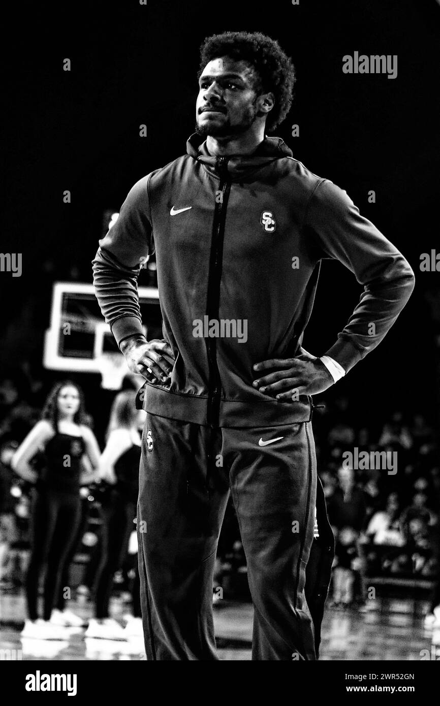 Gli USC Trojans guardano Bronny James (6) prima di una partita di basket NCAA al college contro gli Arizona Wildcats, sabato 9 marzo 2024 a Los Angeles. I Trojan sconfissero i Wildcats 78-65. (Kevin Terrell/immagine dello sport) Foto Stock