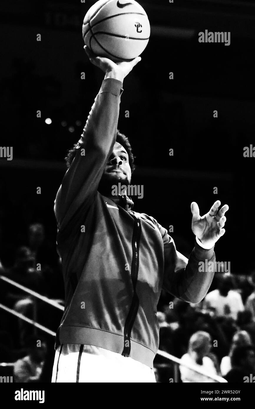 La guardia degli USC Trojans Bronny James (6) spara il pallone durante l'intervallo di una partita di basket NCAA contro gli Arizona Wildcats, sabato 9 marzo 2024 a Los Angeles. I Trojan sconfissero i Wildcats 78-65. (Kevin Terrell/immagine dello sport) Foto Stock