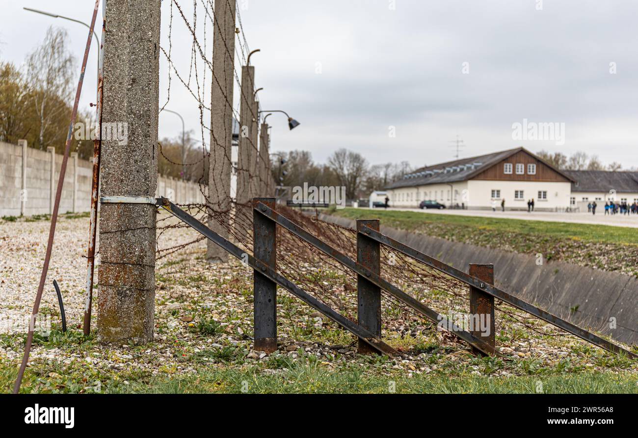 Ein unüberwindbares Hinderniss War der mit Starkstrom geladene Sicherheitszaun im Konzentrationslager Dachau. Heute ist das KZ Dachau eine Gedänksstät Foto Stock
