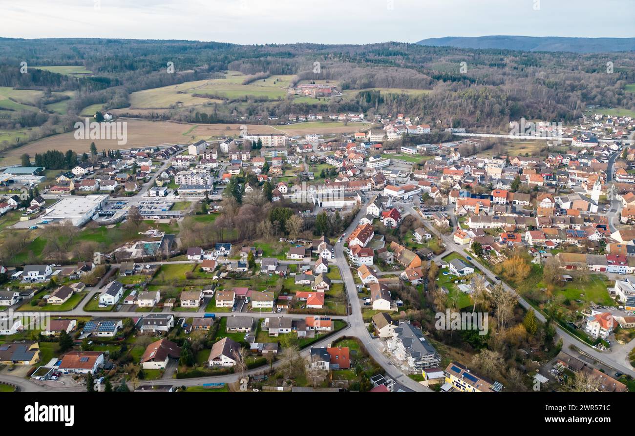 Blick aus der Vogelperspektive auf die Süddeutsche Gemeinde Jestetten nel Baden-Württemberg (Jestetten, Deutschland, 27.12.2023) Foto Stock