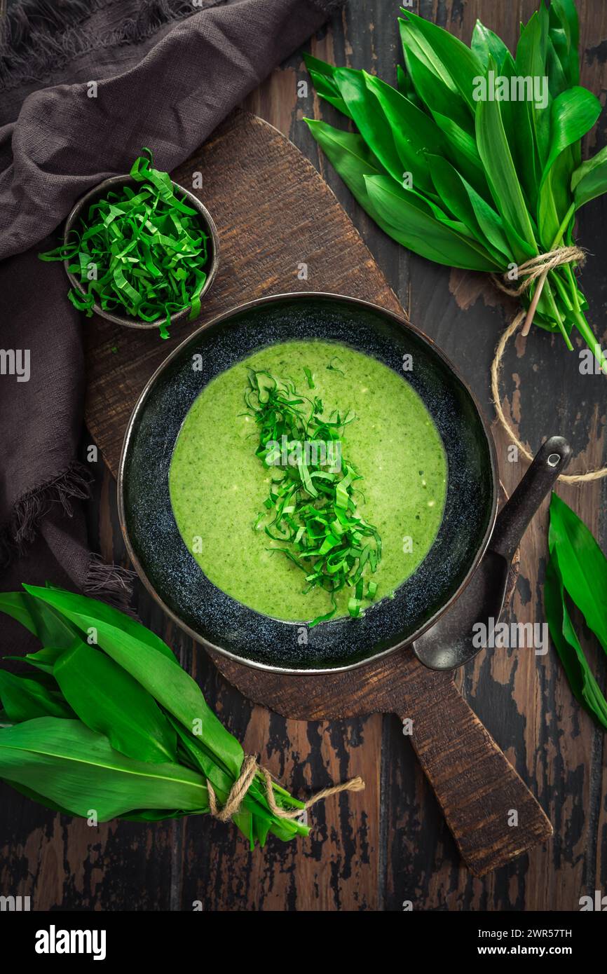 Cremosa zuppa di porri d'orso fatta in casa o zuppa di ramson Foto Stock