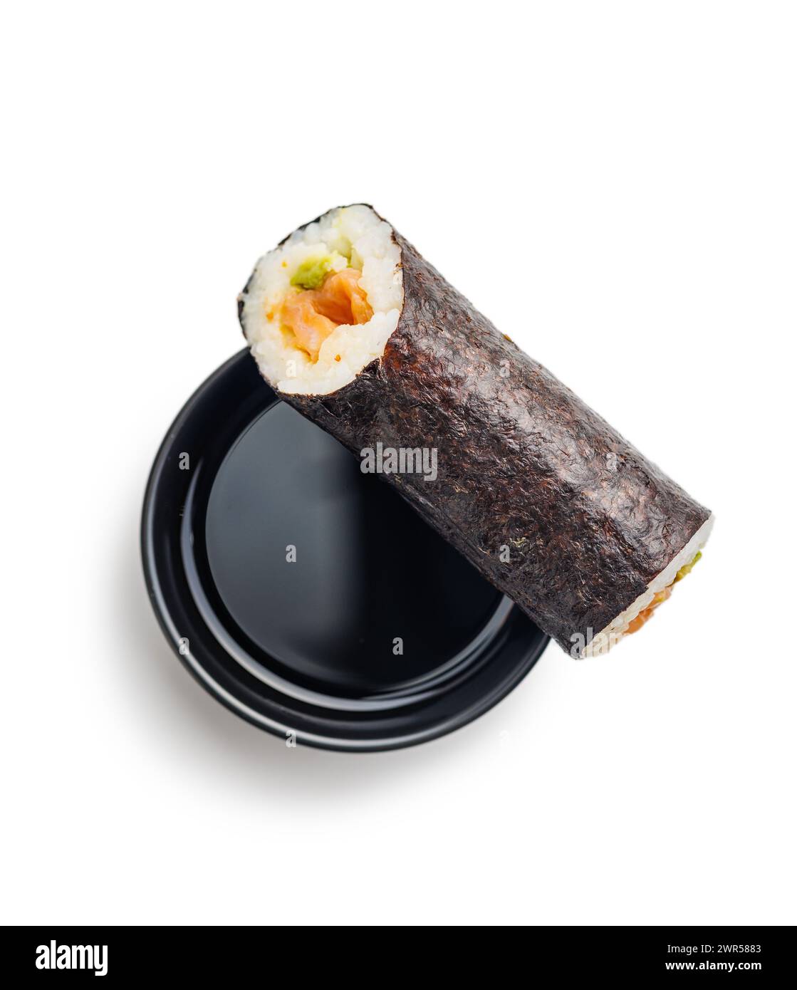 Un sushi roll tagliato a fette e esposto con un lato di salsa di soia salata. Il sushi offre pesce fresco, riso e verdure arrotolate in alghe, mentre Foto Stock