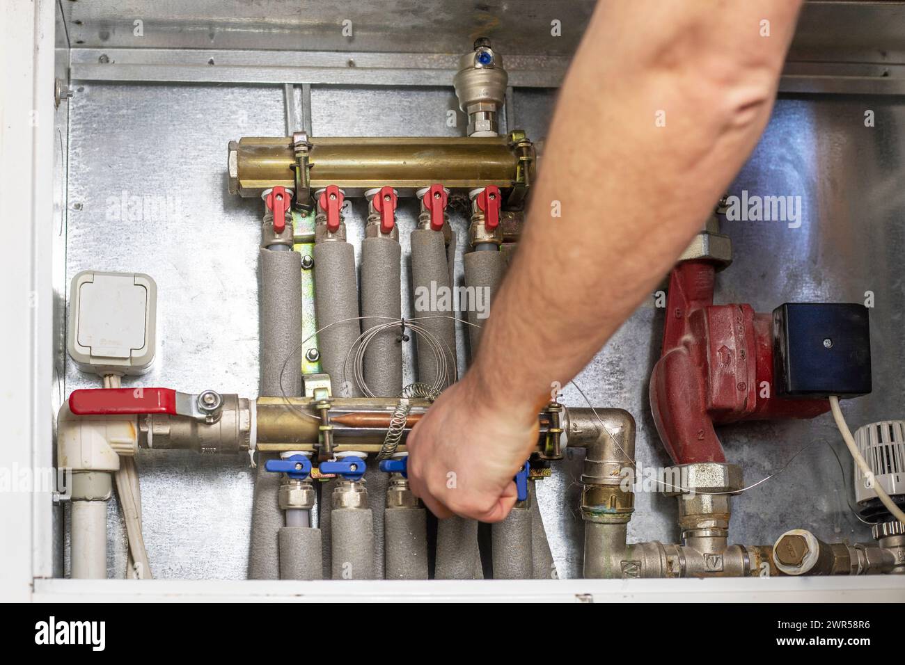 aprire il rubinetto con acqua fredda in casa. Manutenzione e ispezione delle tubazioni domestiche. Risparmio di calore Foto Stock