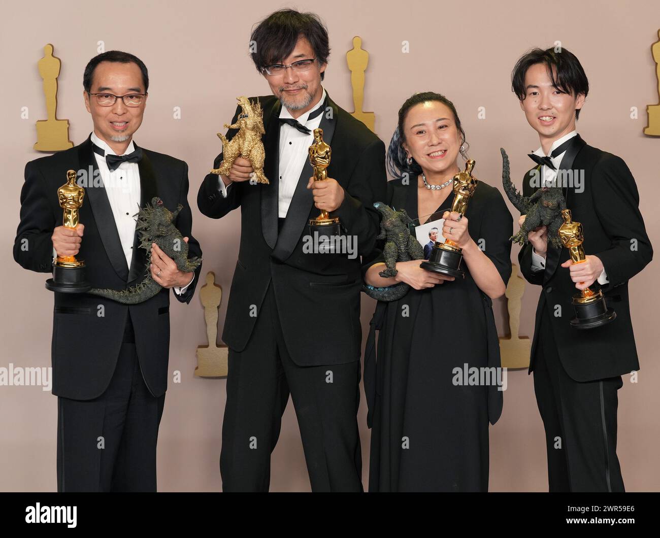 Los Angeles, Stati Uniti. 10 marzo 2024. (L-R) Masaki Takahashi, Takashi Yamazaki, Kiyoko Shibuya e Tatsuji Nojima, vincitori del premio Best Visual Effects Award per “Godzilla Minus One”, posa nella sala stampa ai 96° Academy Awards tenuti dall'Academy of Motion Picture Arts and Sciences al Dolby Theatre di Los Angeles, CA domenica 10 marzo 2024. (Foto di Sthanlee B. Mirador/Sipa USA) credito: SIPA USA/Alamy Live News Foto Stock