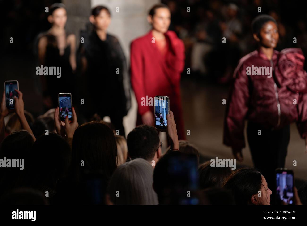 Lisbona, Portogallo. 10 marzo 2024. Una modella cammina sulla passerella durante la sfilata Ucraina al ModaLisboa for Good, la settimana della moda di Lisbona a Lisboa. Credito: SOPA Images Limited/Alamy Live News Foto Stock