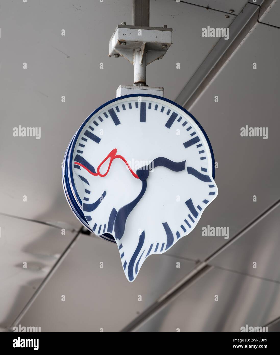 Orologio della stazione della Deutsche Bahn senza logo, il tempo sta per scadere Foto Stock